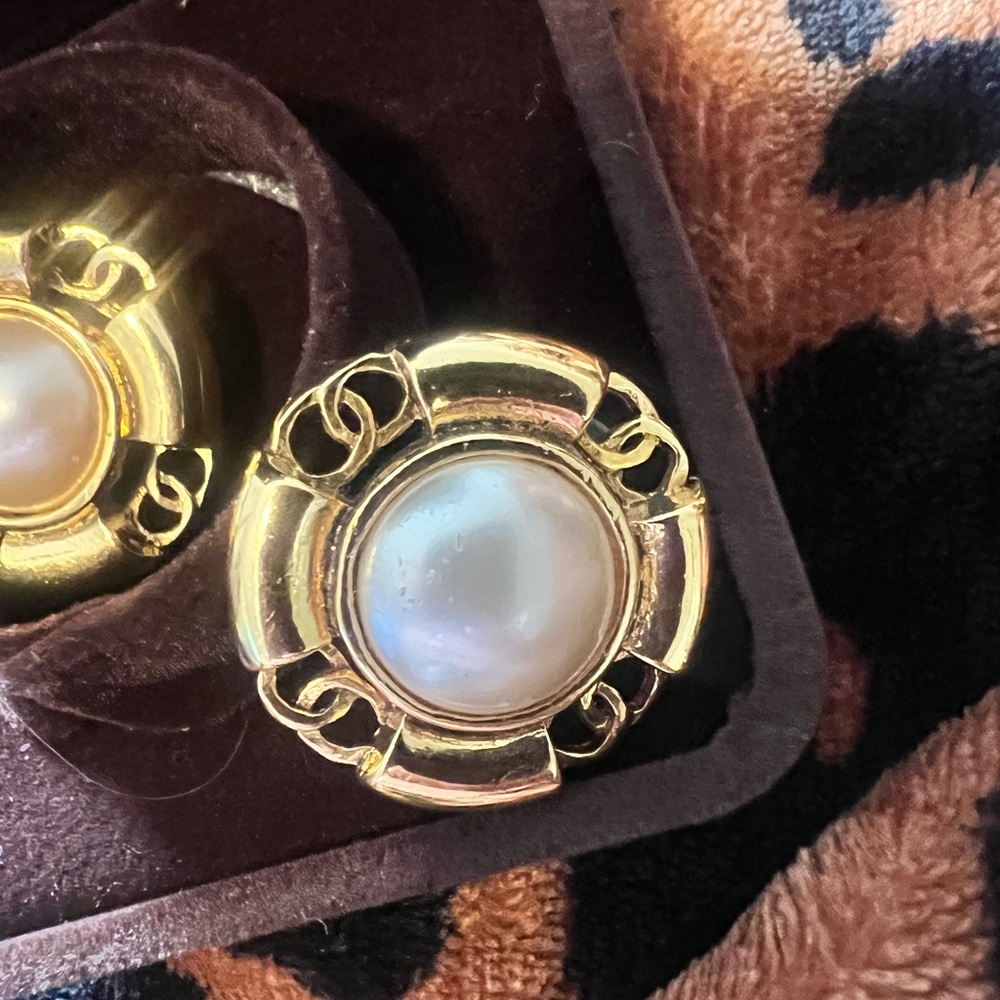 Chanel Paris Spring 1994 Pearl CC Logo clip-on Earrings - Picture 3 of 9
